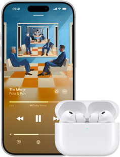 AirPods Pro 3 dans le Boîtier de charge MagSafe, iPhone 17 Pro, Apple Music joue Everybody Laughs de David Byrne et Ghost Train Orchestra
