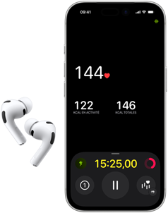 AirPods Pro 3, moitié inférieure de l’écran d’un iPhone 17 Pro, app Forme affichant une fréquence cardiaque