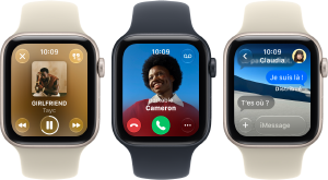 Trois Apple Watch SE 3 côte à côte, l’une affichant l’app Apple Music, une autre un appel entrant, et la troisième un échange dans Messages