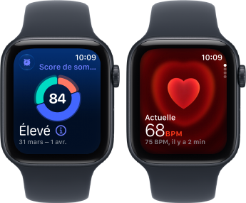 Deux Apple Watch SE 3 avec boîtier en aluminium, couleur minuit et Bracelet Sport bleu marine, l’une affichant le score de sommeil, l’autre l’app Fréquence cardiaque, côté droit, Digital Crown