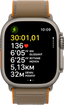 Apple Watch Ultra 4, boîtier en titane, finition naturelle, données avancées de l’exercice Course en plein air, côté droit, Digital Crown, bouton latéral en saillie, Boucle Trail, coloris sable