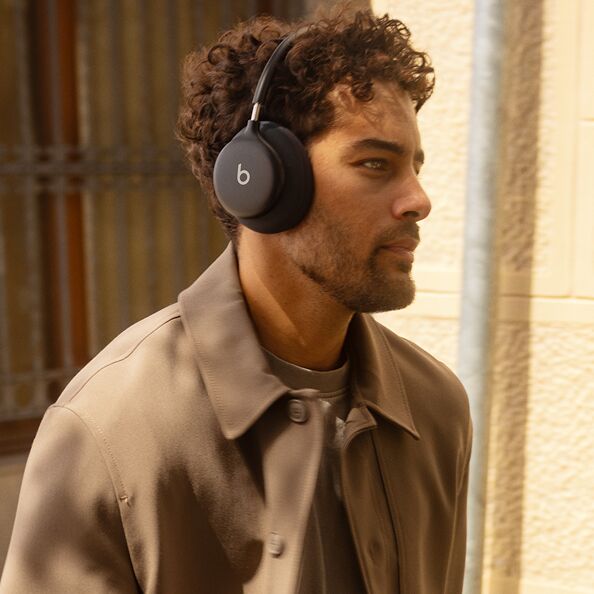 Personne portant un casque Beats 360 noir en extérieur