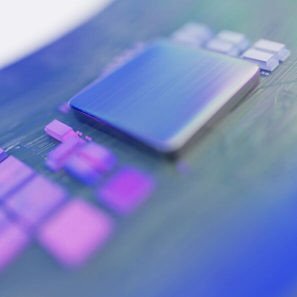 Gros plan abstrait sur un composant électronique aux reflets bleus et violets