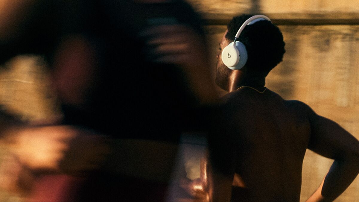 Personne en plein effort portant un casque Beats 360 ivoire