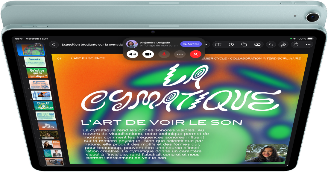 iPad Air, coloris bleu, face avant, écran affichant un appel vidéo FaceTime avec la fonctionnalité de partage d’écran en cours d’utilisation pour afficher l’app Keynote, face arrière, caméra arrière grand-angle 12 MP, bouton d’augmentation du volume, bouton de réduction du volume
