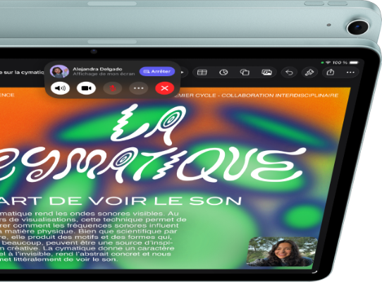 iPad Air, coloris bleu, face avant, écran affichant un appel vidéo FaceTime avec la fonctionnalité de partage d’écran en cours d’utilisation pour afficher l’app Keynote, face arrière, caméra arrière grand-angle 12 MP, bouton d’augmentation du volume, bouton de réduction du volume
