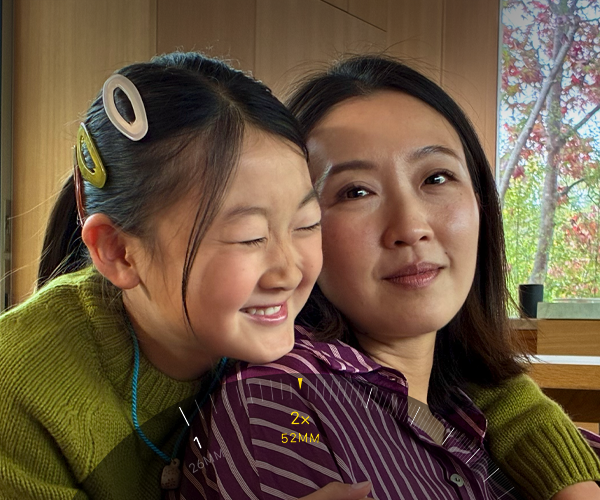 Fonctionnalité Téléobjectif 2x en cours d’utilisation pour zoomer sur une montagne couverte d’arbres et de végétation